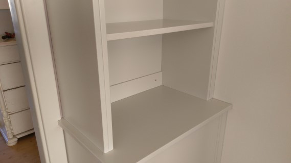 Detalj av vägganslutning på bokhylla